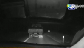 货车司机胆儿真大 乘客打手电筒当车灯上高速