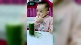 萌宝把草莓吃一口给妈妈，再拿个给爸爸，超可爱超萌