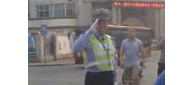 【拍客】长春交警微笑敬礼感动网友