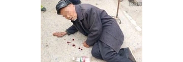 【拍客】80岁老人吐血行乞的真相 鲜血实为染色剂