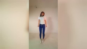 长腿小美女出来尬舞了，这舞蹈看着好可爱哦