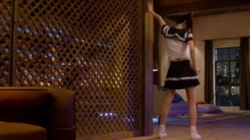 杨幂大秀身材的名场面，网友：终于知道为啥叫杨幂为大幂幂了。