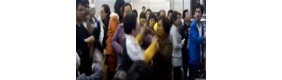 车站两个女子为排队谩骂殴打