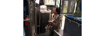 【拍客】老人带活鸡上公交被拒 下跪哀求引热议