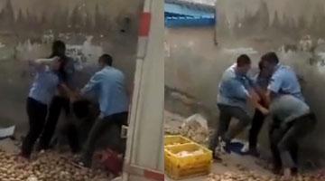 甘肃会宁城管围殴商贩 官方：不护短 查到底