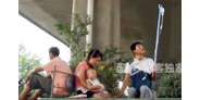 【拍客】实拍诊所环境差 幼儿高架桥下打吊瓶