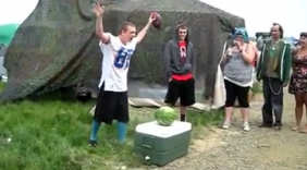 国外牛人展示超强铁头功绝活，利用头部直接撞烂西瓜