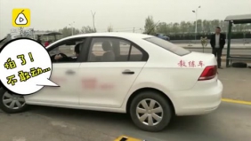 手机压线练倒库！学员：腿抖得不行