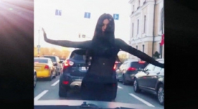 堵车不孤单，美女直接下车即兴表演舞蹈！老司机都忍不住尖叫