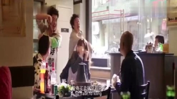 夫妻俩吃火锅被恶搞