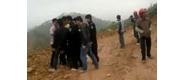 【拍客】5旬老妇维权 镇政府领导带领手下将其抬下山丢入沟