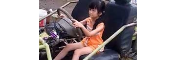【拍客】逆天了！中国十岁小女孩开自制汽车！