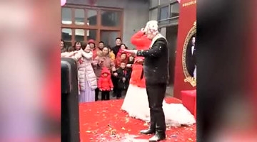 婚礼进行中被恶搞 新郎满脸怒火欲爆发