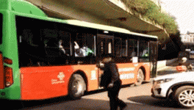 实拍外国老人贵阳街头疏导交通 有模有样笑喷路人